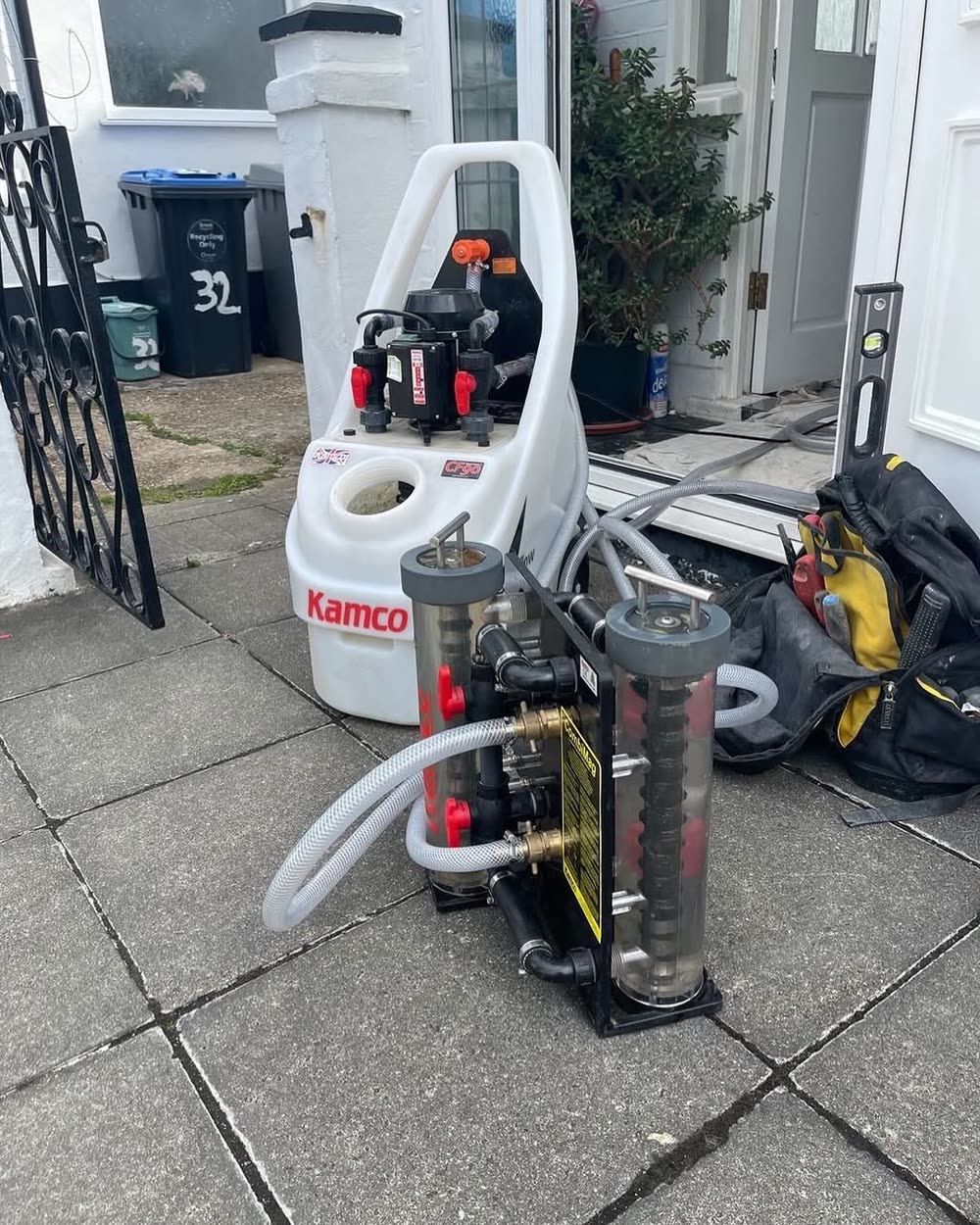 Bomba Kamco de power flushing junto al filtro magnético de doble cámara, listos para conectar