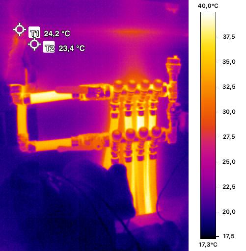Imagen térmica de un colector de losa radiante, con cada circuito a distinta temperatura