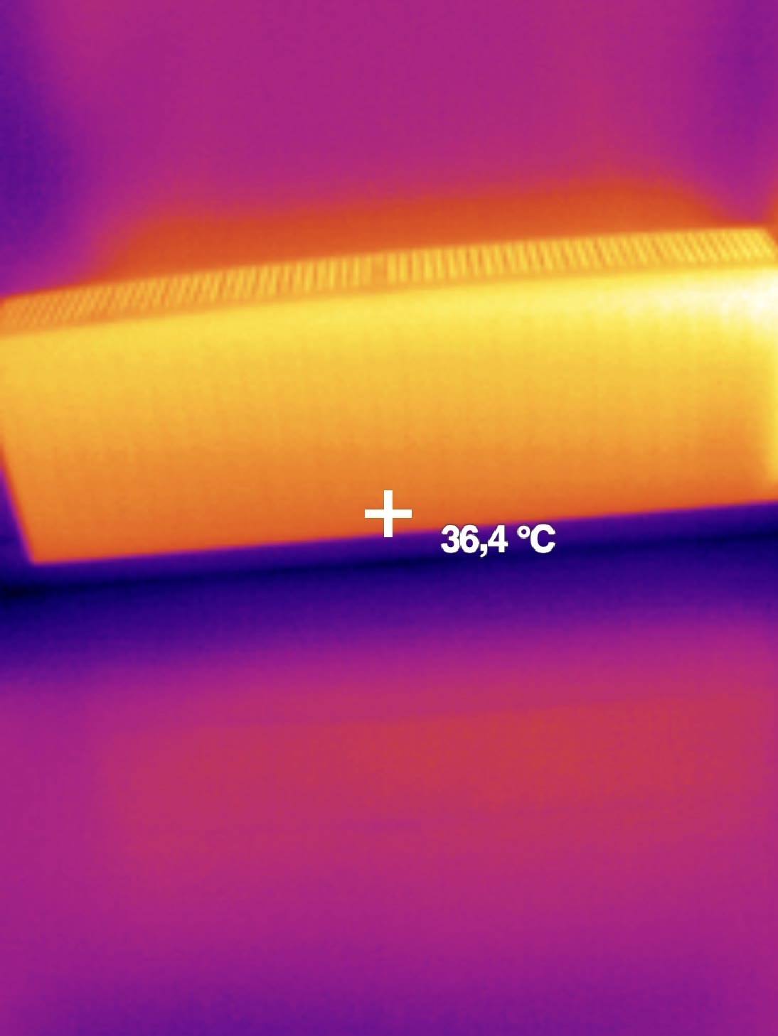 Imagen térmica de un radiador con temperatura pareja de 36,4 °C en todo el panel